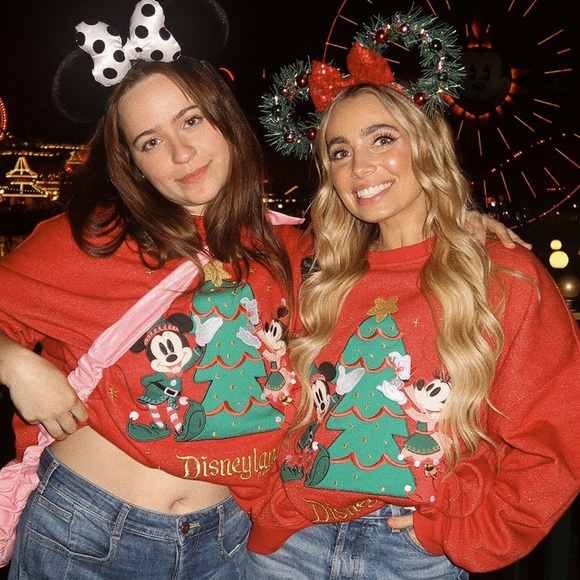 Disney holiday crewneck - Picture 2 of 4